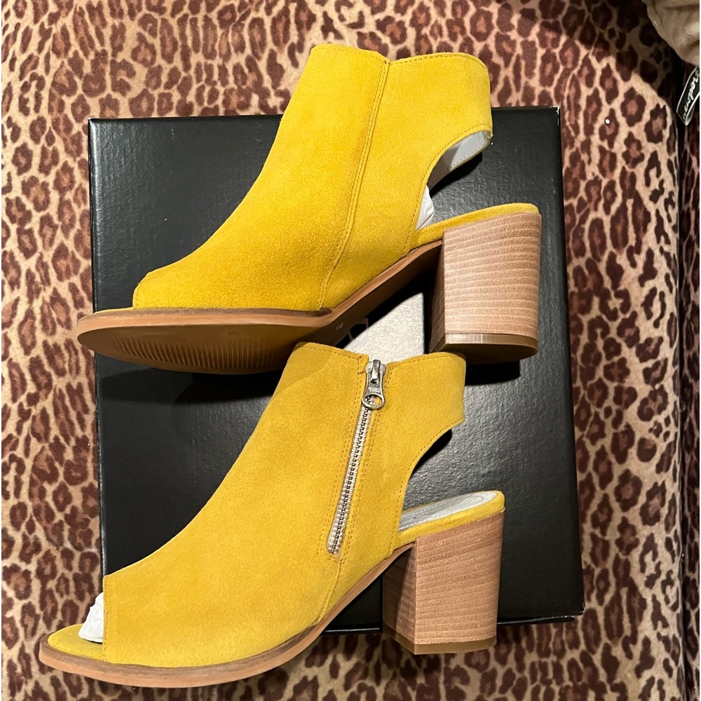 BRAND NEW Women’s Girotti yellow suede shoes.
